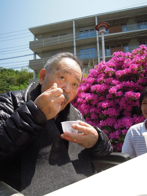 ツツジの前で一休み U氏