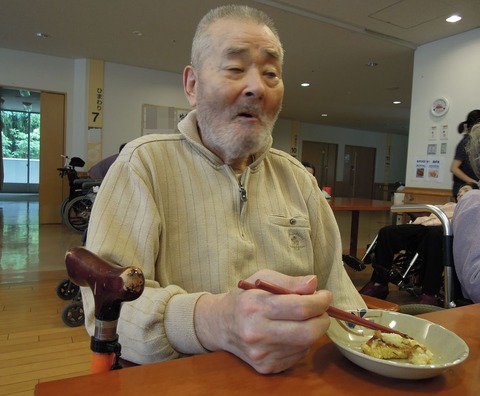 お好み焼きをほおばるYさん