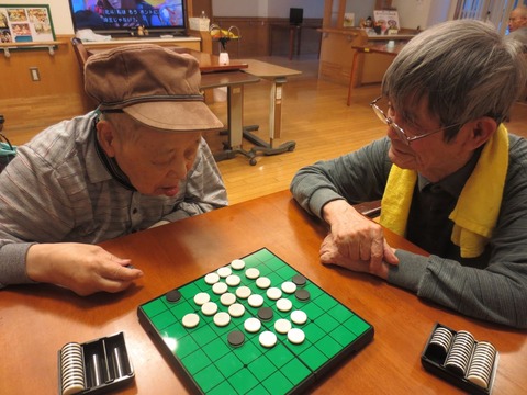 オセロをしているT氏とY氏