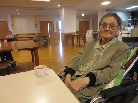 コーヒーを飲むO氏